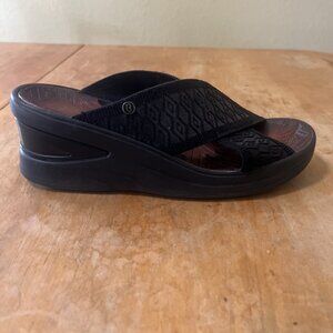 Bzees Desire Sandals Women's 9W Black Comfort Elastic Cross Strap Wedge Slide